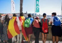 Cascais, Portogallo - 3 agosto 2023: Le persone accanto a un murale di 3,5 km, il più grande del mondo, dipinto dalla comunità di Cascais aspettano di intravedere Papa Francesco prima della sua visita a Cascais, Portogallo — Fotografia Editoriale Stock