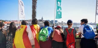 Cascais, Portogallo - 3 agosto 2023: Le persone accanto a un murale di 3,5 km, il più grande del mondo, dipinto dalla comunità di Cascais aspettano di intravedere Papa Francesco prima della sua visita a Cascais, Portogallo — Fotografia Editoriale Stock