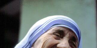 Madre Teresa nella foto di Manfredo Ferrari - Opera propria, CC BY-SA 4.0, https://commons.wikimedia.org/w/index.php?curid=35010569