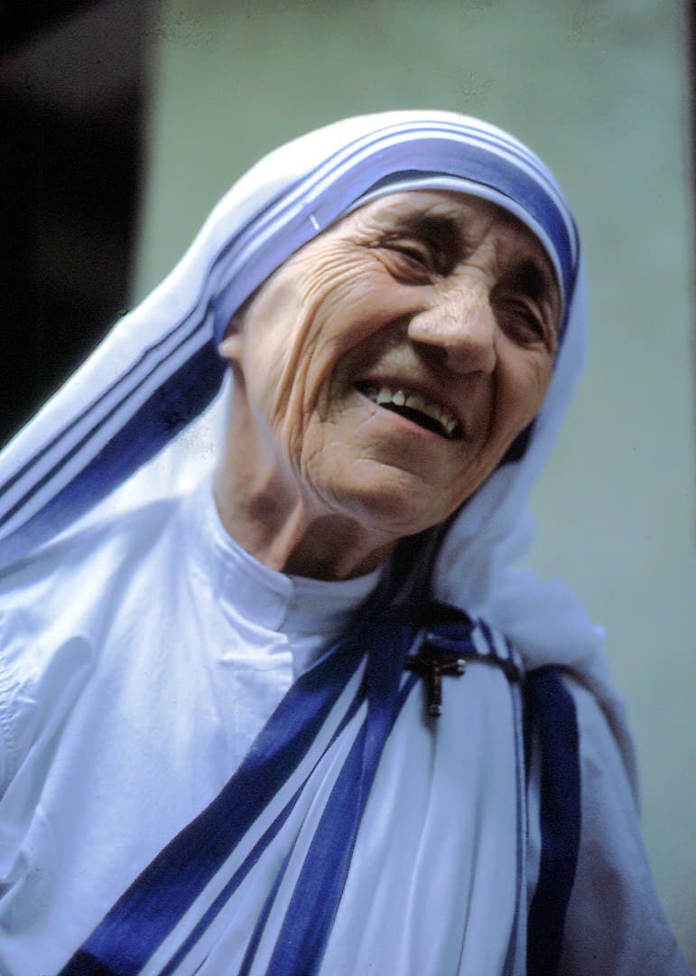 Madre Teresa nella foto di Manfredo Ferrari - Opera propria, CC BY-SA 4.0, https://commons.wikimedia.org/w/index.php?curid=35010569